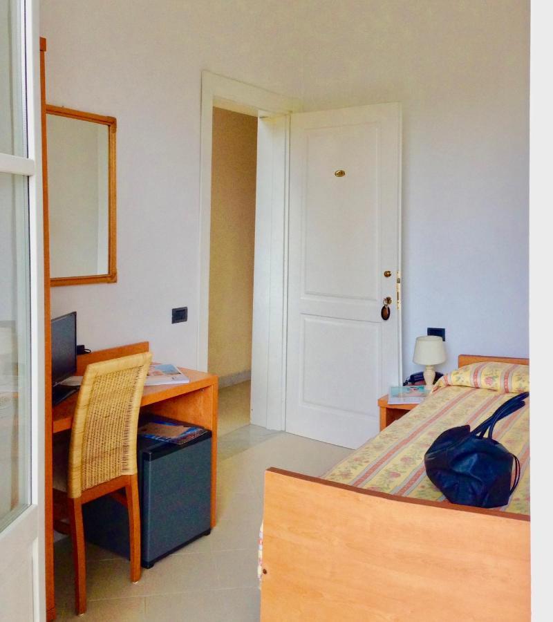 Hotel Villa Fiorisella مارينا دي ماسا المظهر الخارجي الصورة
