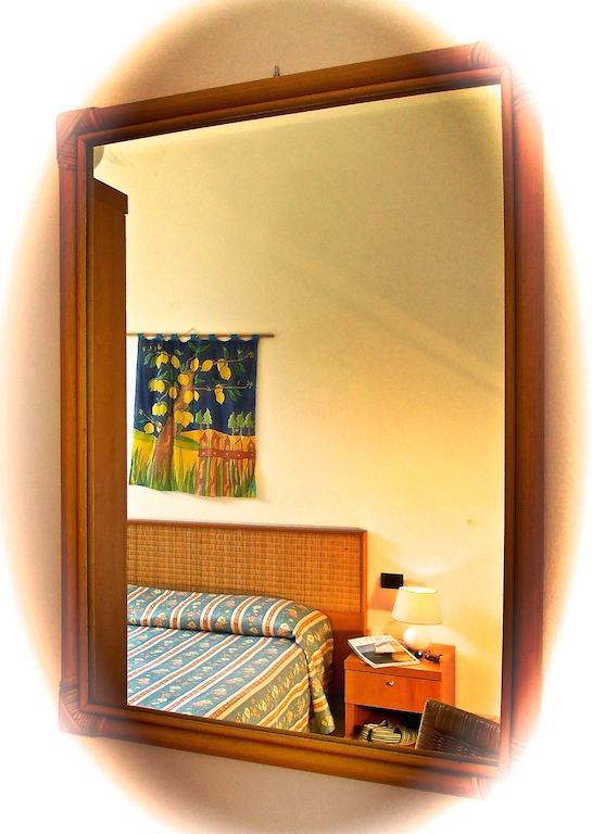 Hotel Villa Fiorisella مارينا دي ماسا الغرفة الصورة