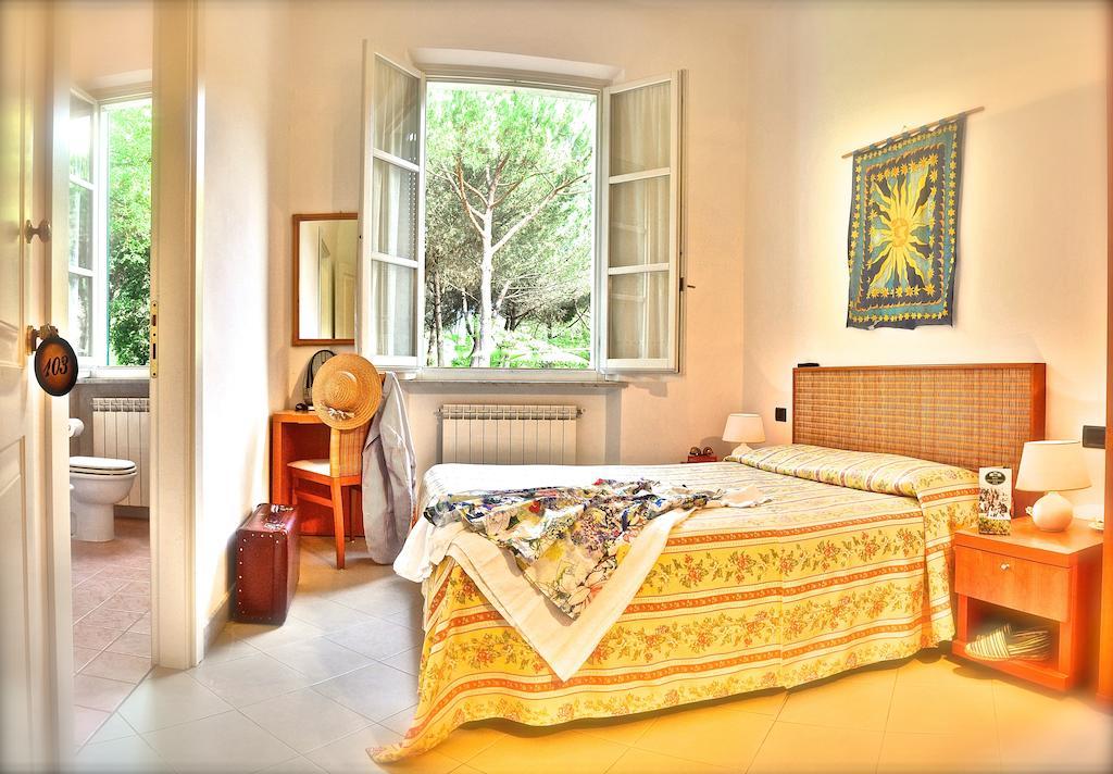 Hotel Villa Fiorisella مارينا دي ماسا الغرفة الصورة